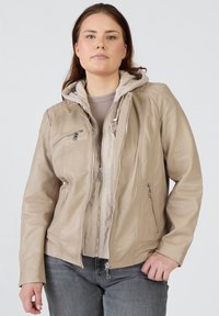 Beige läderjacka med dragkedja fram, fastsydd ljusgrå huva, flera fickor med dragkedja och en figursydd design.