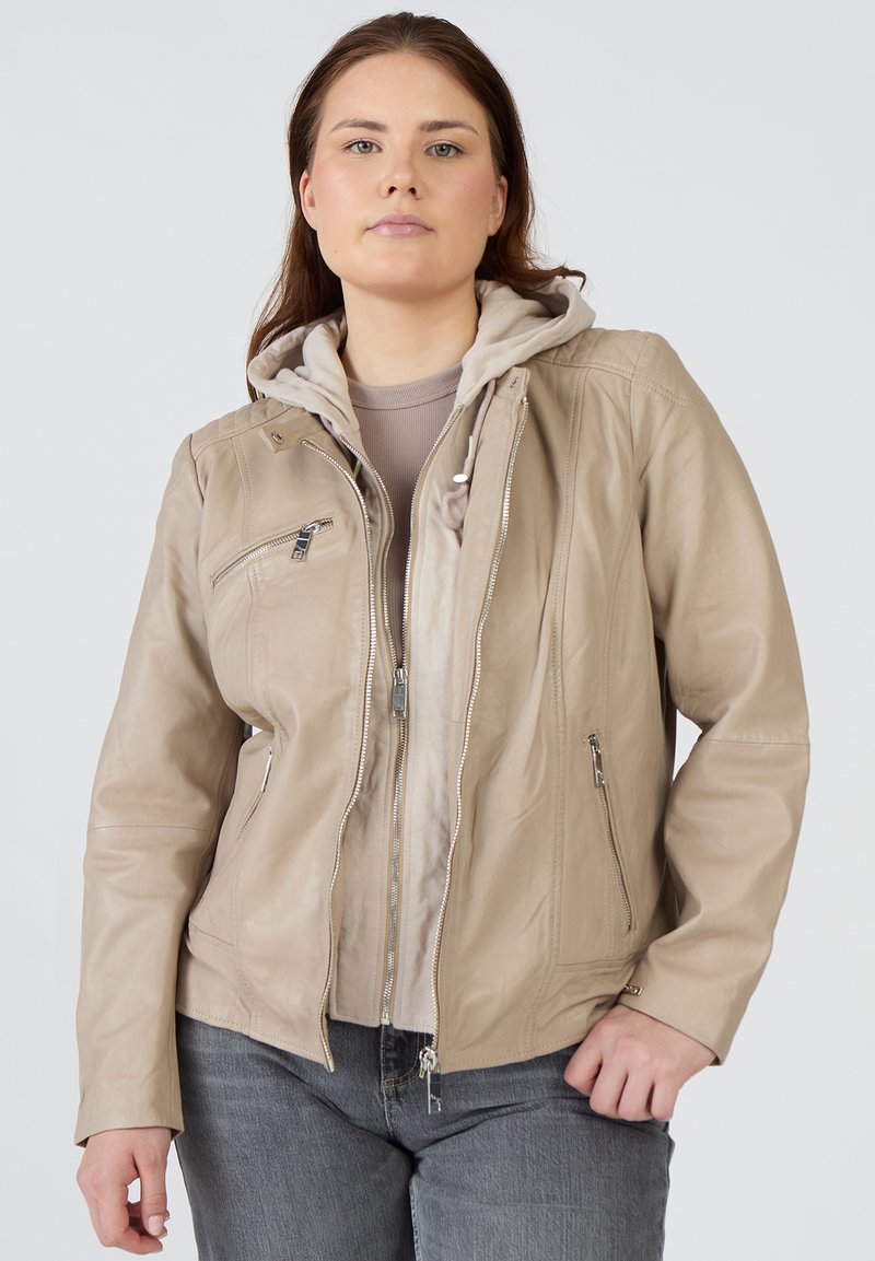 Beige läderjacka med dragkedja fram, fastsydd ljusgrå huva, flera fickor med dragkedja och en figursydd design.