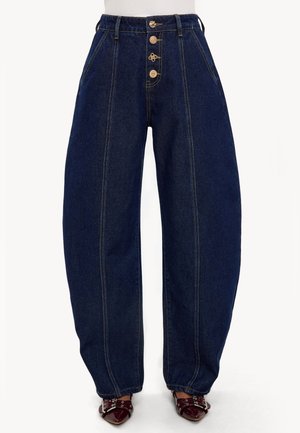 Jean taille haute, à jambe large en denim bleu foncé. Comprend des boutons dorés, des coutures contrastées et des poches latérales. Texture lisse.