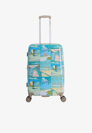 Helles, blaues Gepäckstück mit strandthematischen Drucken, einschließlich Text und Bildern. Verfügt über einen teleskopischen Griff und vier Räder für Mobilität.