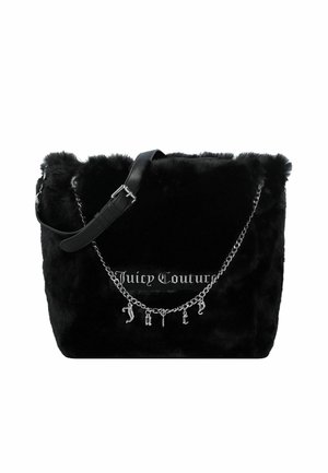 Czarna pluszowa torebka Juicy Couture z regulowanym skórzanym paskiem i srebrnym łańcuszkiem z wiszącymi zawieszkami w kształcie liter.