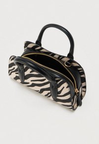 Sac à main à imprimé zèbre avec accents en cuir noir, double poignées supérieures et fermetures éclair dorées. Forme compacte et structurée avec surface texturée.