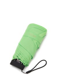 Parapluie compact vert avec une housse en tissu pliée et une poignée en plastique noir. Sangle réglable au poignet et marquage subtil en orange.