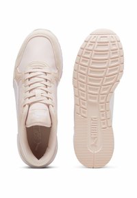 Sneakers atletici di colore rosa chiaro con una tomaia in pelle liscia, accenti testurizzati e una suola in gomma decorata. Caratterizzati da un design con lacci.