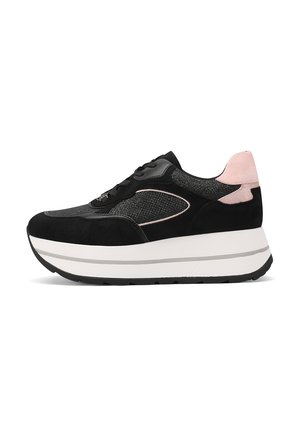 Sneaker sportive nere e rosa con una tomaia in suede e mesh, caratterizzate da una suola bianca chunky e sottili accenti texturizzati.