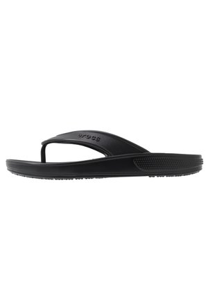 Schwarze Crocs Flip-Flops mit strukturierter Sohle, breitem Riemen und Zehensteg, seitlich auf weißem Hintergrund dargestellt.