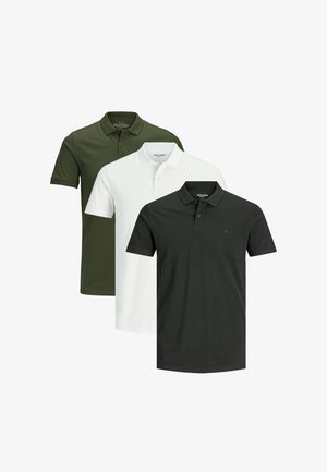 Trois polo-shirts en vert olive, blanc et noir. Chacun présente un col classique et des manches courtes, fabriqués en tissu de coton lisse.