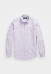 Světle fialová dlouhá košile s knoflíky, s knoflíkovým límcem a malým vyšitým logem na levé části hrudníku.