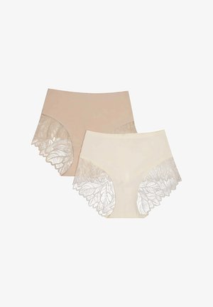 Dwie pary majtek z gładkiego materiału w odcieniach nude i kremowym, z koronkowymi panelami bocznymi oraz wysokim stanem.