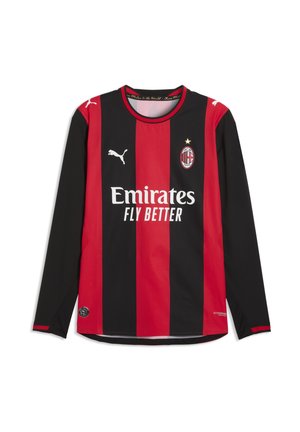 Maglia da calcio a maniche lunghe dell'AC Milan con strisce verticali rosse e nere, loghi Puma bianchi e scritta dello sponsor Emirates Fly Better sul davanti.