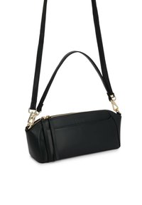 Sac à main rectangulaire noir avec fermeture éclair dorée, deux poignées et une longue bandoulière réglable sur fond blanc.