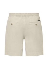 Shorts beiges pour hommes avec ceinture élastique, deux poches passepoilées boutonnées à l'arrière, et petite étiquette de marque noire sur le côté droit.