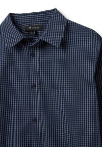 Camicia a quadri blu navy realizzata in tessuto leggero, dotata di chiusura con bottoni, colletto e taschino sul petto con cuciture sottili.