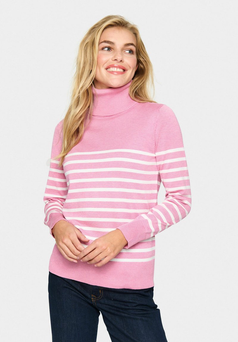 Pulover roz cu guler înalt, cu dungi orizontale albe, cu manșete și tiv ribbate. Fabrică moale, tricotată, cu un design ajustat. Purtați cu blugi închiși la culoare.