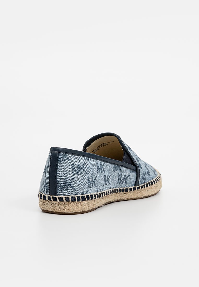 Chaussures décontractées en denim avec une teinte bleue et un motif de logo, dotées d'une semelle en jute espadrille et d'une bordure marine. Tissu texturé pour un détail supplémentaire.