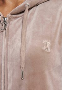Juicy Couture ROBERTSON CLASSIC - Mikina so zipsom - fungi