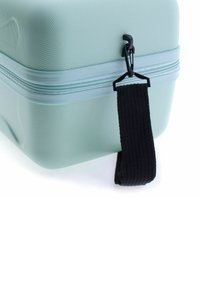 Funda rígida de almacenamiento en color menta claro con superficie texturizada, cremallera negra y una correa negra para un transporte fácil.
