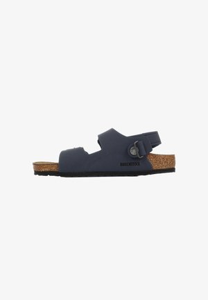 Sandalo Birkenstock blu navy da bambino con due cinturini, fibbia regolabile, sottopiede in sughero e suola nera, mostrato di profilo.