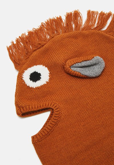 Strickpullover in Orange mit einem Pferdekopfdesign, das eine fransige Mähne, ein rundes weißes Auge und ein graues Ohr zeigt. Runder Hals und Armöffnungen.