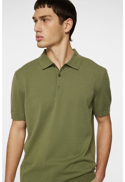 Polo-shirt vert à manches courtes en matériau doux, avec un col classique, un devant à trois boutons et une texture subtile.