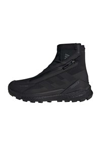 Botte de randonnée montante noire avec un dessus texturé, fermeture éclair, semelle en caoutchouc et accents à motifs triangulaires distincts.