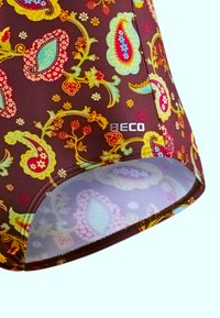 Shorts de bain en tissu marron foncé avec des motifs colorés de paisley et de fleurs. Comprend un logo "BECO" blanc et une doublure intérieure lisse.