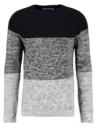 Sweter z okrągłym dekoltem, z ribbowaną górną częścią w kolorze granatowym i szaro melanżową dolną częścią. Długie rękawy i fakturowany wzór dzianiny na całej powierzchni.