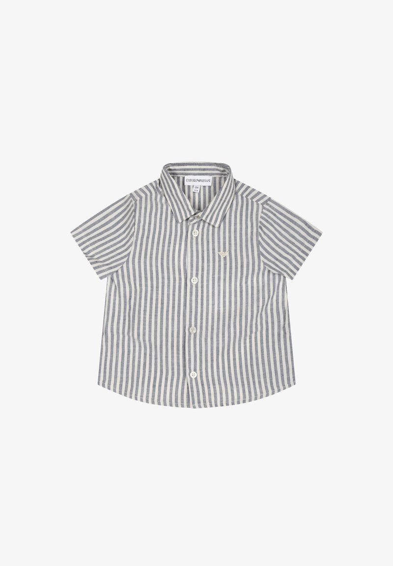 Camicetta a maniche corte a righe verticali blu e bianche, realizzata in tessuto leggero, con chiusura frontale a bottoni e un piccolo logo decorativo.