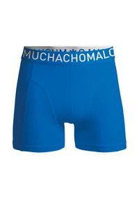 Mėlyni bokso šortai, pagaminti iš lygaus audinio, su balta elastinga juosta, ant kurios išryškiai užrašyta "MUCHACHOMALO".