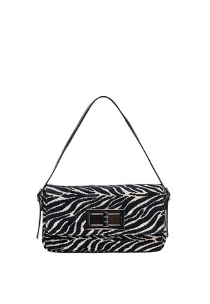 Petit sac à main en tissu imprimé zèbre noir et blanc avec une fermeture rectangulaire argentée, doté d'une fine bandoulière noire.