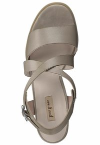 Sandali in pelle beige con fasce incrociate, soletta imbottita e dettaglio in argento sulla cinturino regolabile alla caviglia.