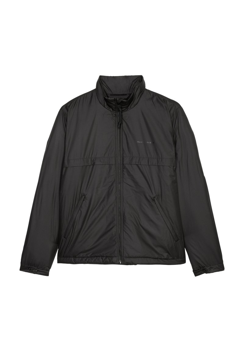 Schwarze zipfelbare Jacke mit hohem Kragen, zwei vorderen Taschen und einem leicht gepolsterten Design. Glattes, leichtes Gewebe mit matter Oberfläche.