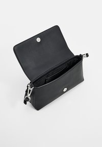 Bolso de mano de cuero negro con forma rectangular plana, cierre de presión plateado y un solo compartimento interior, con textura lisa.