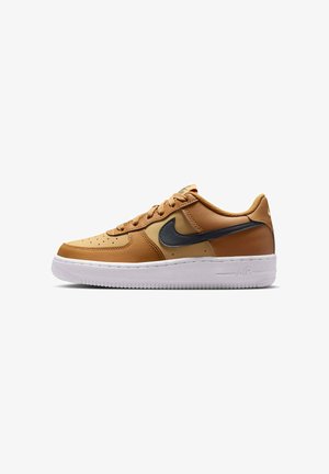 Sneaker in pelle tan con swoosh Nike nero, punta perforata e suola in gomma bianca. Il design include lacci rotondi e colletto imbottito.