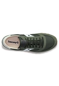 Pantof verde de alergare cu un superior din suede și țesătură, detalii albe ale logo-ului, șirețele negre și o talpă din cauciuc texturată.
