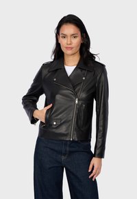 Veste de moto en cuir noir avec accessoires en métal, fermeture éclair asymétrique et deux poches avant, comportant un col classique et une coupe ajustée.