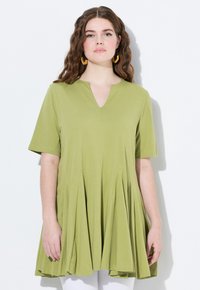 Korte mouw tuniek in lichtgroen, met een V-hals, geplooid ontwerp, vloeiende vorm en zachte, gladde textuur.
