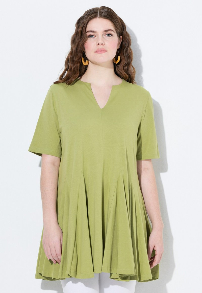 Korte mouw tuniek in lichtgroen, met een V-hals, geplooid ontwerp, vloeiende vorm en zachte, gladde textuur.