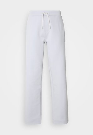 Světle šedé kalhoty rovného střihu vyrobené z měkké tkaniny, s elastickým pasem a šňůrkou na stažení. Mají boční kapsy a jemnou pruhovanou texturu.