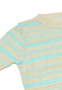 De gebreide trui heeft afwisselende horizontale strepen in lichtbeige en turquoise. Hij heeft een ronde halslijn en een gestructureerd, open geweven patroon.