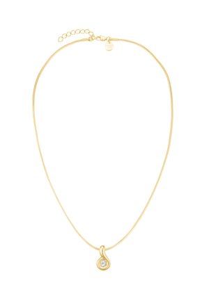 Gouden ketting met een druppelvormige hanger die een heldere ronde edelsteen in het midden houdt.
