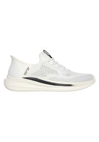 Zapatilla blanca sin cordones con una parte superior texturizada, diseño de malla transpirable, acento negro en la suela y una mediasuela ligera y acolchada.