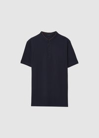 Polo in cotone blu navy a maniche corte con collo alla coreana, patta con tre bottoni e sottile dettaglio marrone lungo il bordo del collo.