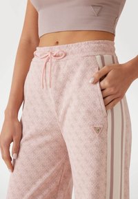 Guess LOGO STRAIGHT - Träningsbyxor - rose