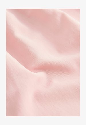 Gaiši rozā audums ar gludu, mīkstu tekstūru un vieglu stiepjamību, kurā visā materiālā redzamas smalkas horizontālas ribas.