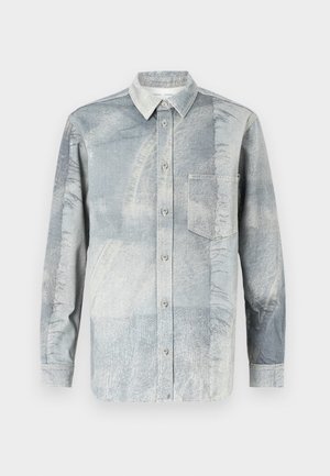 Košulja na dugih rukava svijetloplave boje s teksturiranim uzorkom, s ovratnikom, dugim rukavima i jednim džepom na prsima.