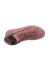 Sneaker alta in suede rosa con lacci e zip laterale, dotata di una morbida fodera in tessuto e suola in gomma.