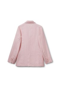 Chaqueta de lino rosa claro con cuello con muesca, mangas largas y puños de dos botones. Presenta una sola bragueta en la parte posterior y una textura suave.