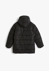 Schwarze, puffy Jacke mit Kapuze, horizontal gestepptem Design, langen Ärmeln und elastischen Bündchen. Hergestellt aus einem leichten, glatten Stoff.