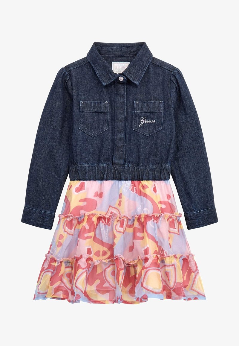Veste en jean à manches longues avec poches poitrine sur une jupe pastel multicolore à volants avec des motifs abstraits roses, jaunes et lavande.